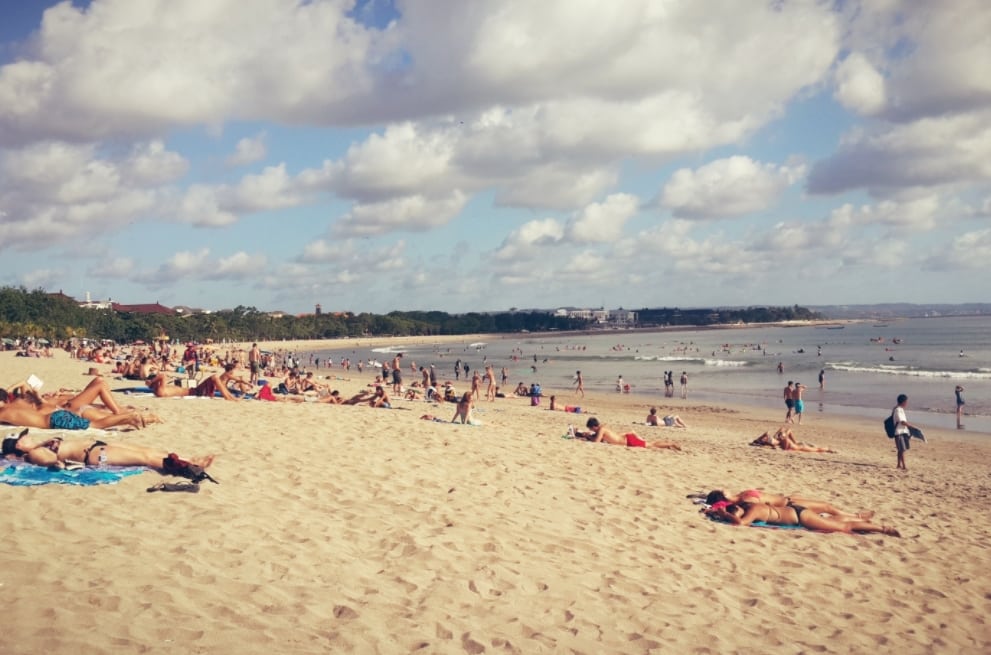 Suasana Pantai yang Ramai