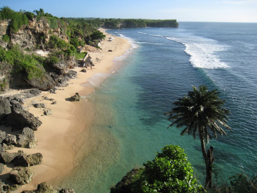 Pasir Putih dan Apitan Karang yang Tinggi Pasir Putih dan Apitan Karang yang Tinggi