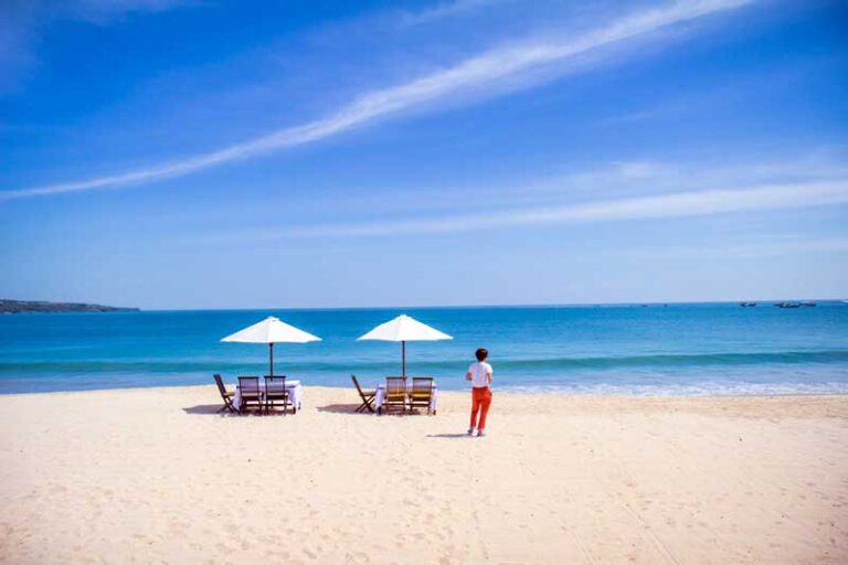 hotel tepi pantai seminyak bali