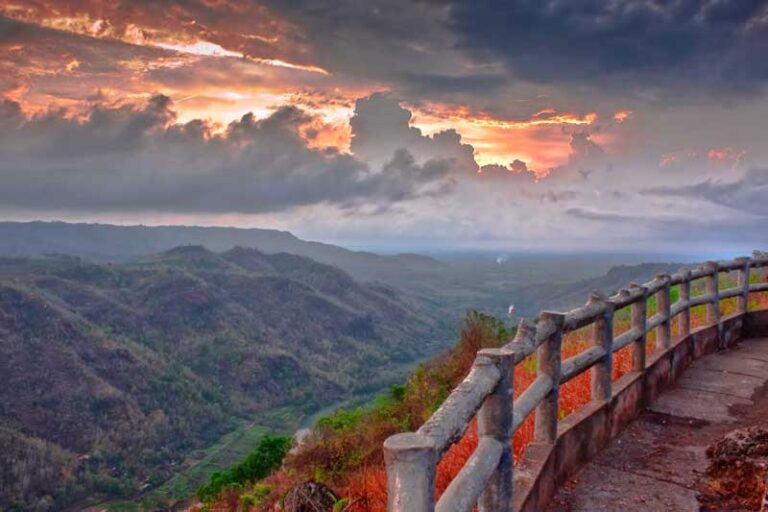 Kebun Buah Mangunan: Tempat Hits Melihat Sunrise Romantis
