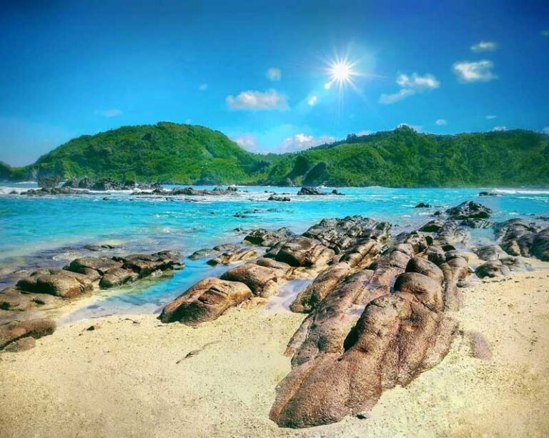 Pantai Wedi Ombo: Pemandangan Matahari Terbenam yang Eksotis!