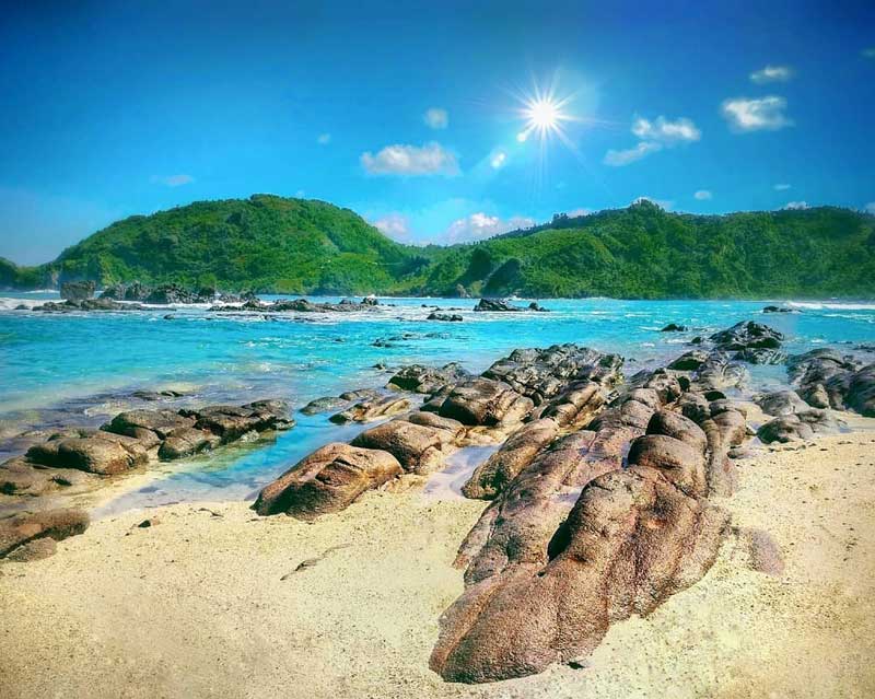 Pantai Wedi Ombo: Pemandangan Matahari Terbenam yang Eksotis!