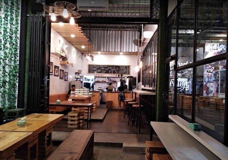 cafe di tegal yang ada live music